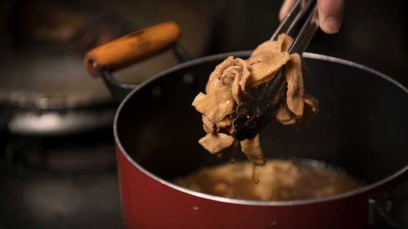 契約している地元のお肉屋さんから厳選した食材を使用しています